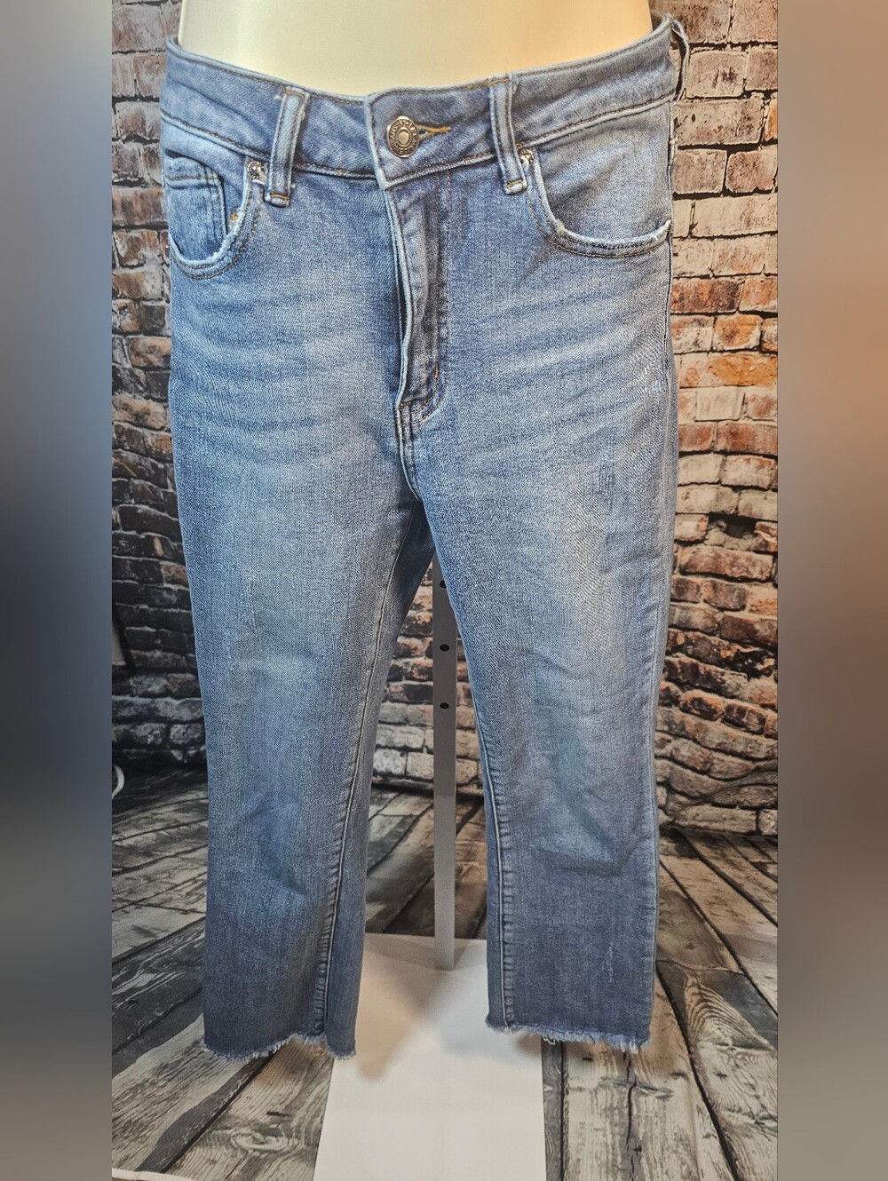 Risen Jeans Light Wash Crop Straight Leg Raw Hem Denim Size 29
